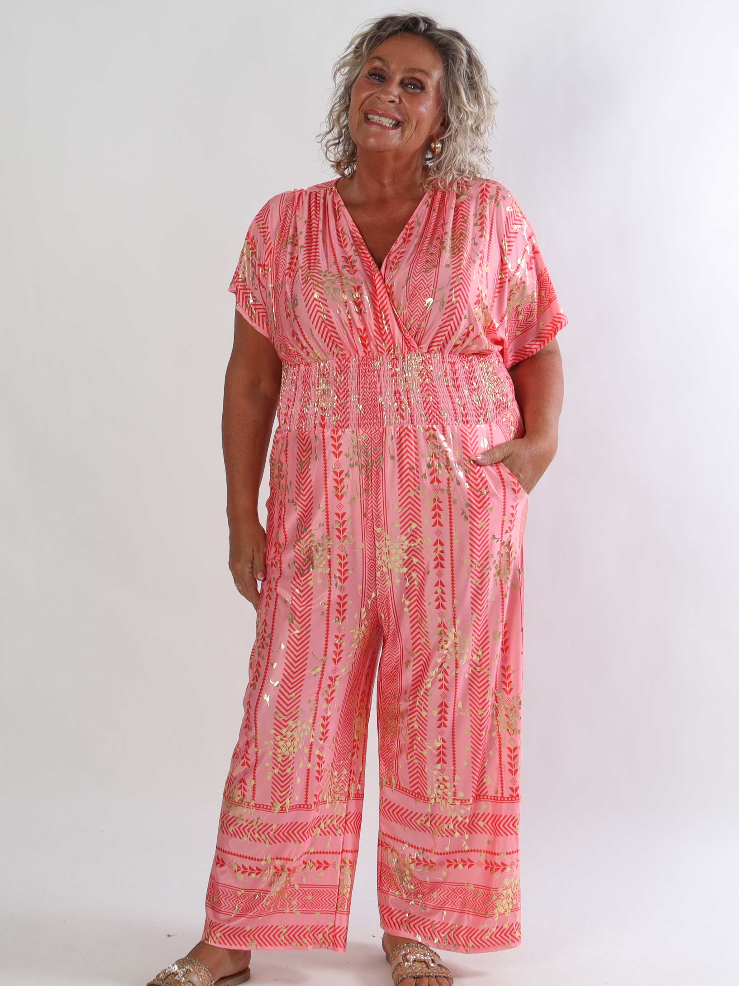 Pams Tribal Jumpsuit - Plus size mønstret buksedragt med små guld blomster
